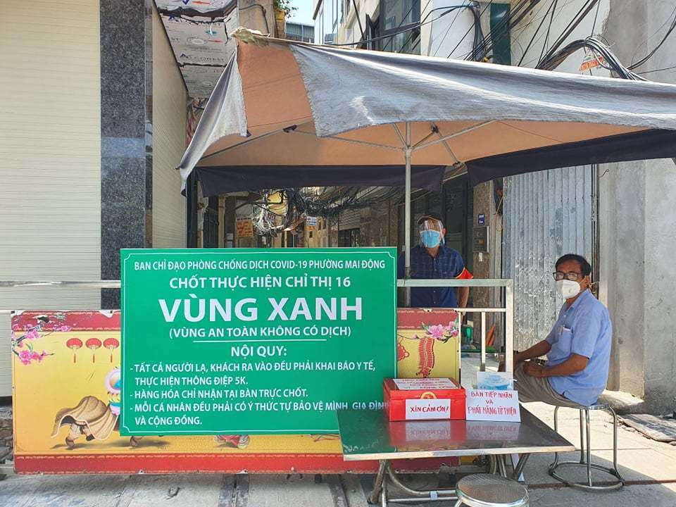 Các lối ra vào được rào lại, chỉ còn một lối đi duy nhất. Tại đây, tổ Covid-19 cộng đồng cùng với người dân ở tổ dân phố, khu dân cư tự rào chắn và cử người tham gia trực chốt, giữ gìn, cùng phấn đấu không để xảy ra dịch bệnh.