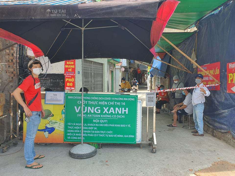 Ngay cả đối với những người vận chuyển hàng hoá đến khu vực cũng không được vào trong, mà đều được tổ công tác yêu cầu dừng lại, đứng gọn vào một chỗ rồi ngọi điện thoại cho người ra nhận hàng.