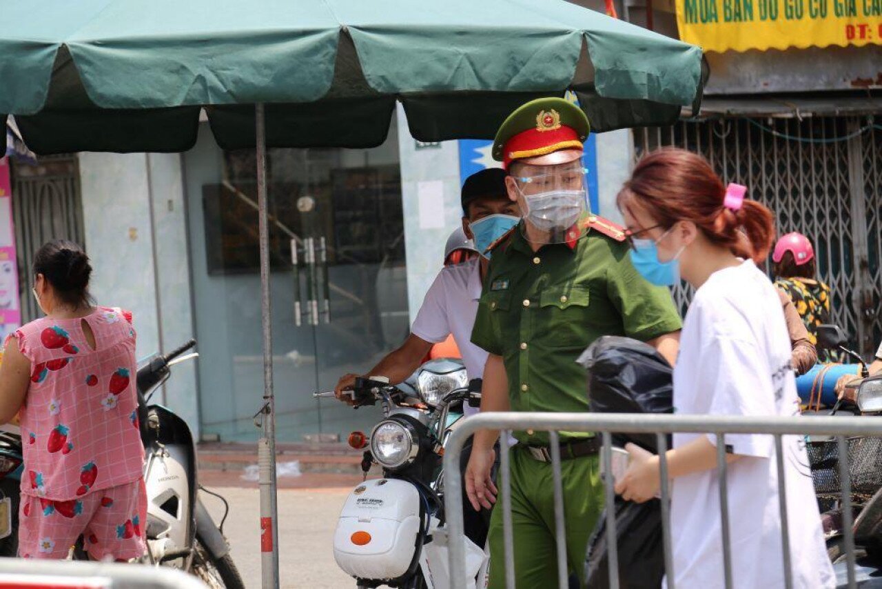 Theo ghi nhận của PV Báo Giao thông, ngày 4/8, thời tiết Hà Nội nóng như đổ lửa với nền nhiệt lên đến 37 độ C, các chốt kiểm soát dịch tại những "điểm nóng" này đang căng mình kiểm soát người và phương tiện.