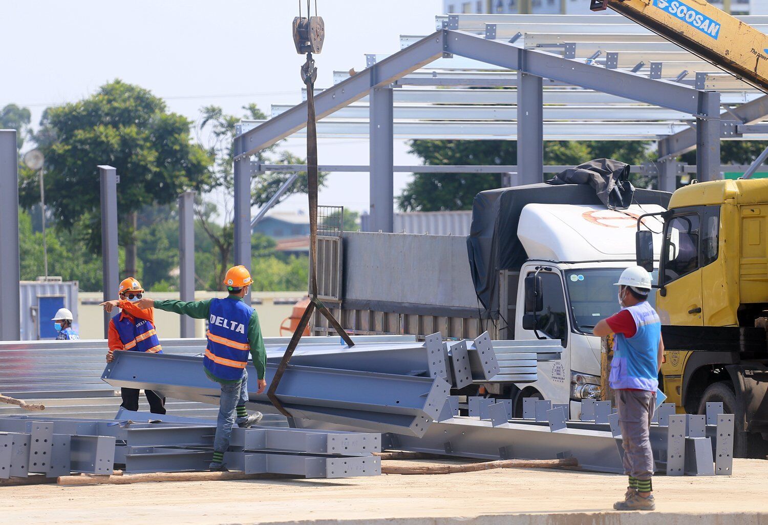 Các phần việc như lắp đặt hệ thống điện, nước thải, cấp nước sạch, lắp khung thép... đang được gấp rút hoàn thiện.