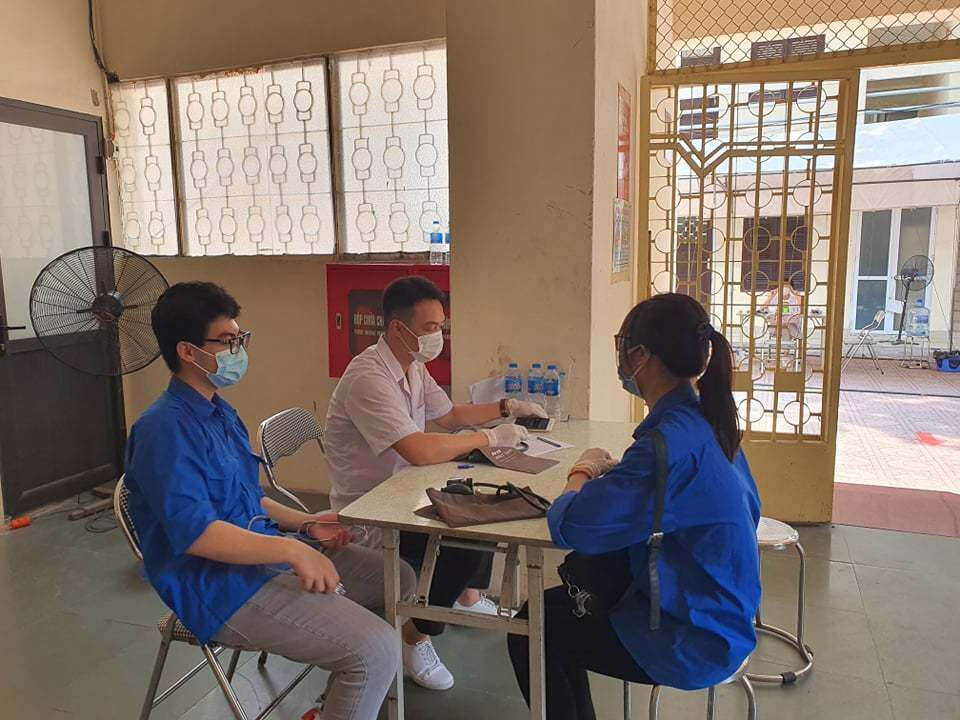 Người dân sẽ được kiểm tra, đối chiếu thông tin, nếu không có trong danh sách hoặc thông tin không phù hợp sẽ được yêu cầu ra về và quay lại tiêm đúng thời gian đã được quy định.