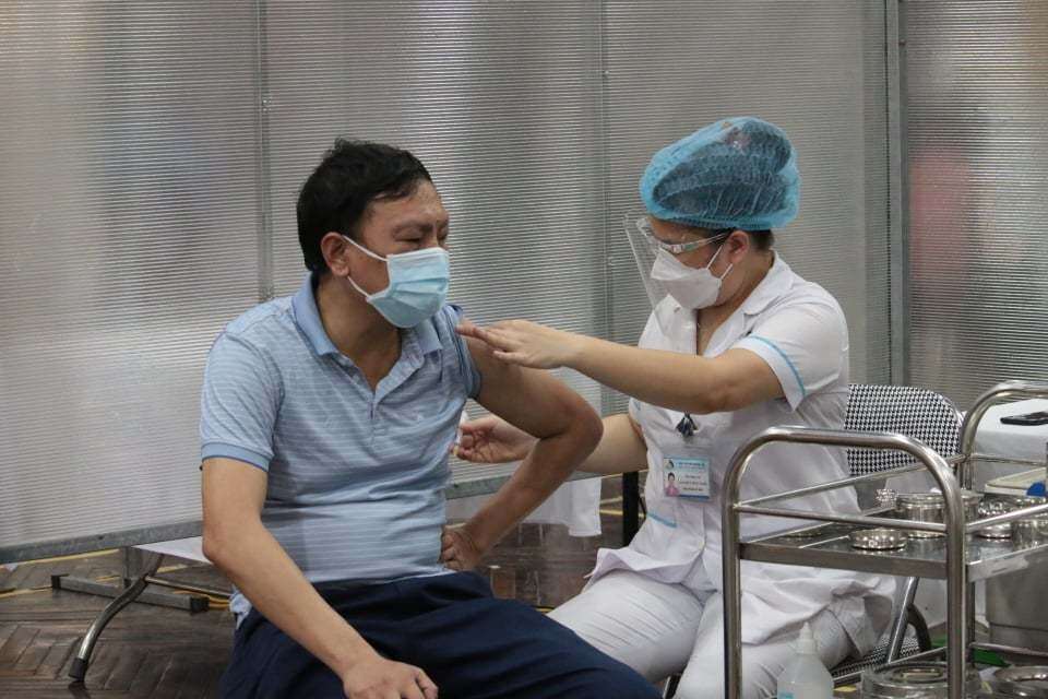 Với phương châm "Vaccine về tới đâu, tổ chức tiêm ngay tới đó", Hà Nội đang triển khai chiến dịch tiêm chủng vaccine phòng Covid-19 với quy mô lớn trên địa bàn thành phố ngay sau khi được Bộ Y tế phân bổ nguồn vaccine.