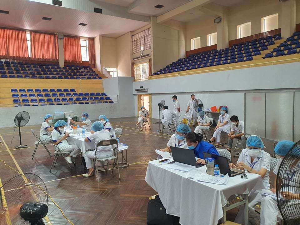 Trước khi được tiêm vacine mọi người đều phải kiểm tra về tình trạng sức khỏe, nếu đủ điều kiện thì mới được tiêm.