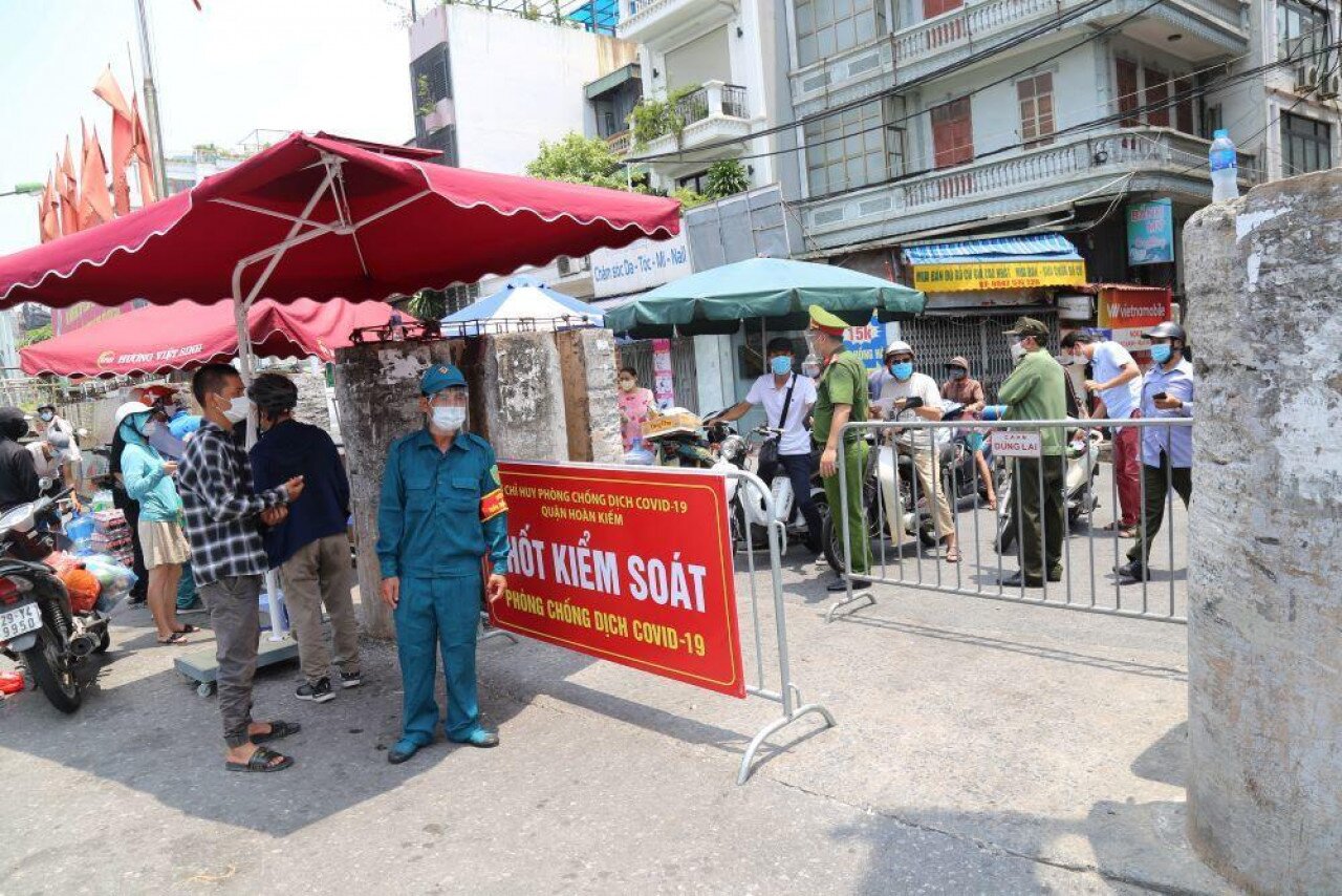 12h30, tại chốt kiểm soát vào phố Chương Dương Độ (phường Chương Dương, quận Hoàn Kiếm) lực lượng công an, dân phòng tại đây lập rào chắn không cho người và phương tiện qua lại. Một số người trình bày vào ship hàng, chuyển hàng cho người trong khu vực cách ly đều bị từ chối. Lực lượng tại chốt chỉ cho phép những trường hợp đặc biệt như cấp cứu, người thực hiện nhiệm vụ phòng, chống dịch...qua chốt.