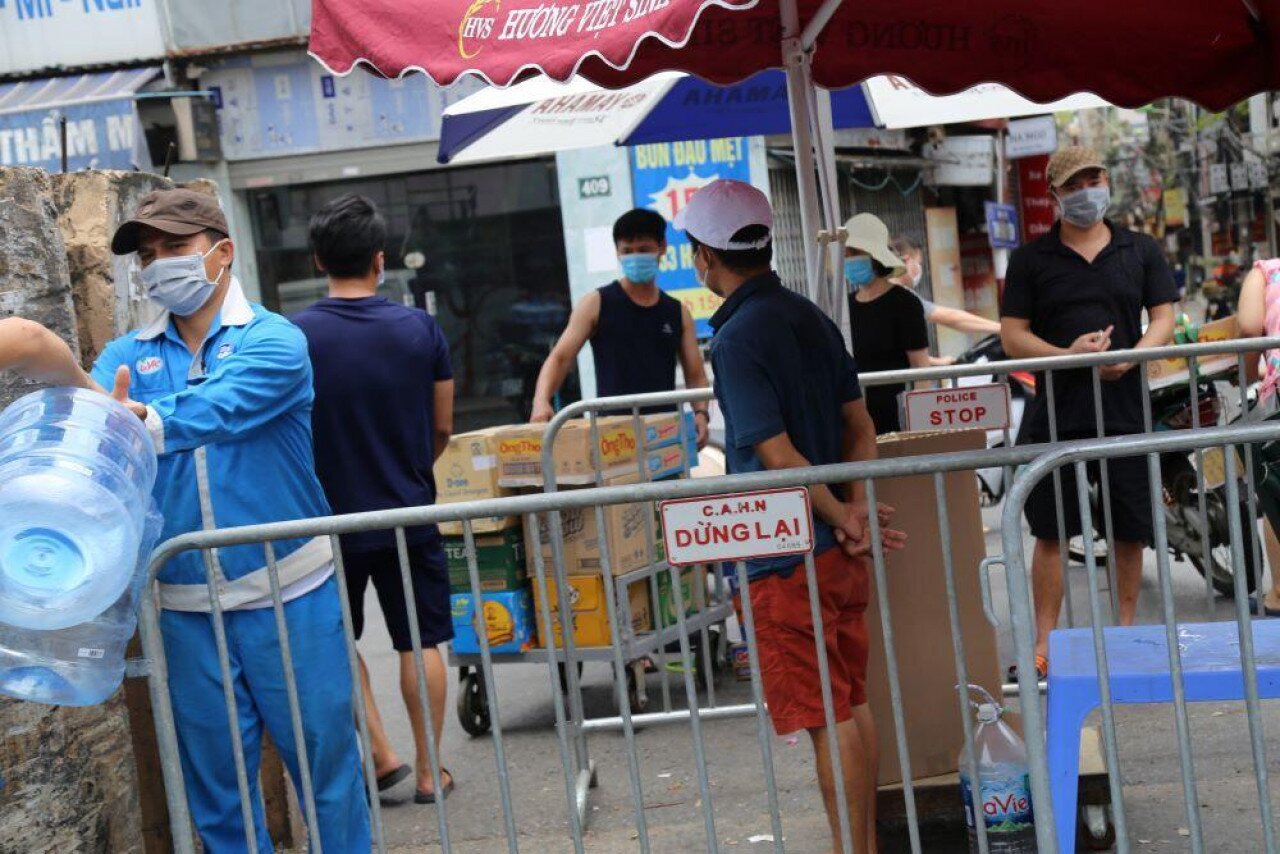 Tại đây đã thành lập lực lượng hỗ trợ chuyển hàng, vật dụng thiết yếu vào khu phong tỏa. Theo đó, Tổ Covid cộng đồng hàng ngày có 2 buổi sáng, chiều đảm nhận nhiệm vụ vận chuyển hàng vào từng nhà cho bà con. Tổ này gồm các lực lượng dân quân tình nguyện, dân phòng, tổ trưởng, tổ phó các tổ dân phố, thanh niên tình nguyện, hội phụ nữ phường, tất cả đều đã được xét nghiệm Covid-19, được cấp trang thiết bị bảo hộ hàng ngày để đưa lương thực, thực phẩm, các mặt hàng thiết yếu đến từng hộ gia đình trong khu cách ly.