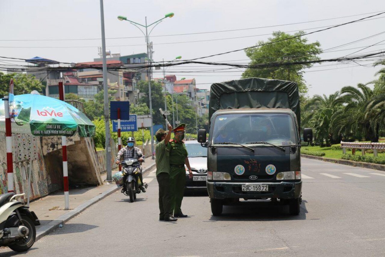 Theo đại diện Công an quận Hoàn Kiếm, “Hơn 100 cán bộ chiến sĩ công an quận Hoàn Kiếm và Công an phường Chương Dương làm nhiệm vụ 24/24 đảm bảo an toàn cho toàn bộ khu vực cách ly”. Ảnh: Kiểm soát phương tiện tại tuyến đường Hồng Hà thuộc khu vực phường Phúc Xá, quận Ba Đình.