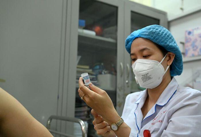 Được biết, hôm qua (3/8), Bộ Y tế đã tiếp nhận thêm 1.074.380 liều vaccine COVID-19 AstraZeneca, trong đó 659.500 liều mua từ AZ thông qua VNVC được phân bổ cho TP Hồ Chí Minh và 414.880 liều do Chính phủ Vương quốc Anh & Bắc Ai-len viện trợ được phân bổ cho TP Hà Nội.