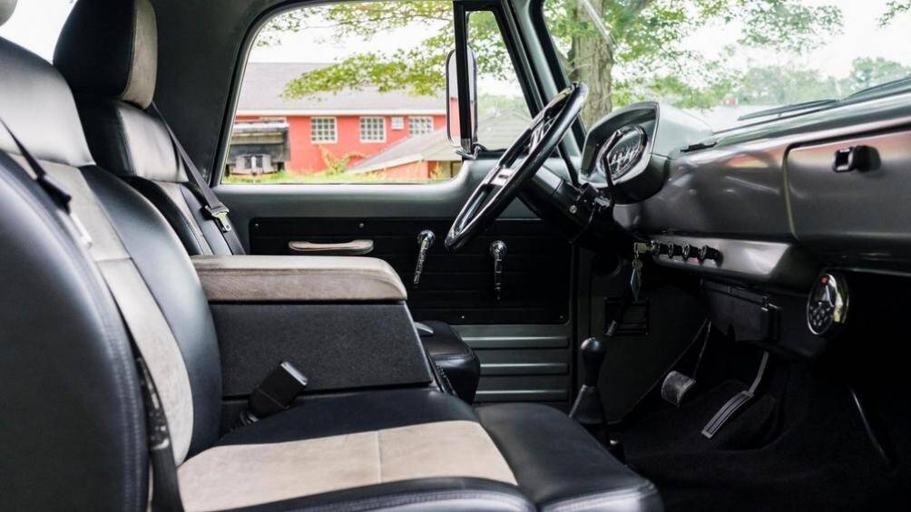 Trong khi đó, các thiết bị điều khiển xe gồm cần số kiểu cổ điển và một vô lăng 4 chấu cứng cáp