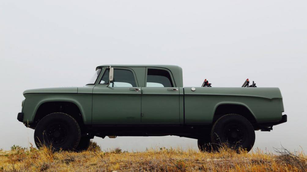 Chiếc Power Wagon khoe dáng hiên ngang cùng các tấm cản va thép và cửa hậu độ riêng