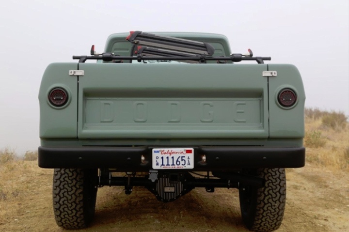 Được nâng cao 3 inch và cải thiện khả năng off-road với bộ giảm sốc Fox, chiếc xe bán tải gần 60 năm tuổi có sức chinh phục địa hình ấn tượng