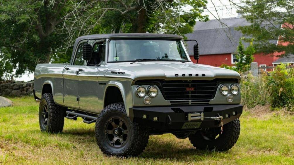 Xe được hoàn thiện bởi công ty LaBrecque Autocraft ở Connecticut (Mỹ) với lớp sơn màu xám và một phần nóc bằng vinyl họa tiết da cá sấu