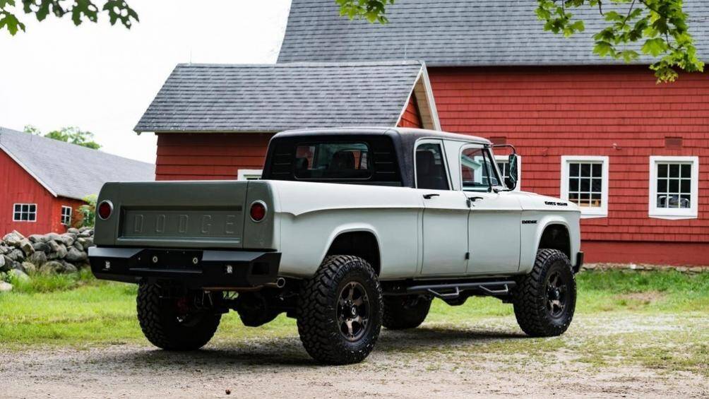 Bộ la-zăng 2 tông màu và bộ lốp 37 inch to lớn, kết hợp kẹp phanh màu đỏ và rô tơ khoan chéo là những chi tiết củng cố thêm điều đó