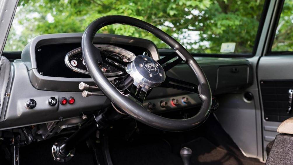 Các công nghệ bên trong xe cũng được nâng cấp với hệ thống âm thanh Scosche, cửa sổ tự động, và hệ thống điều hòa mát lạnh