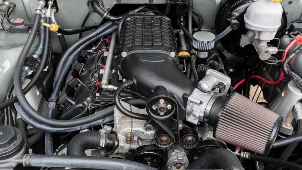 Dưới nắp capô, chiếc Power Wagon phục chế này có trang bị một động cơ HEMI V8 dung tích 5.7 lít, phối hợp một bộ siêu nạp Magnuson dung tích 2.3 lít