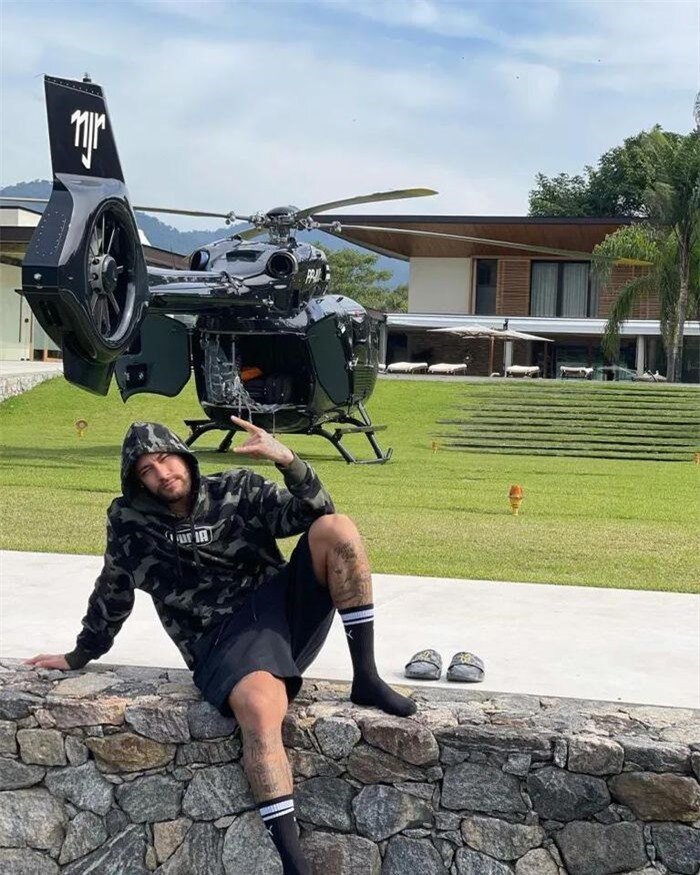 Chiếc trực thăng Mercedes-Benz Airbus H-145 được Neymar đặt thiết kế riêng vào năm 2019 có giá 13,7 triệu USD