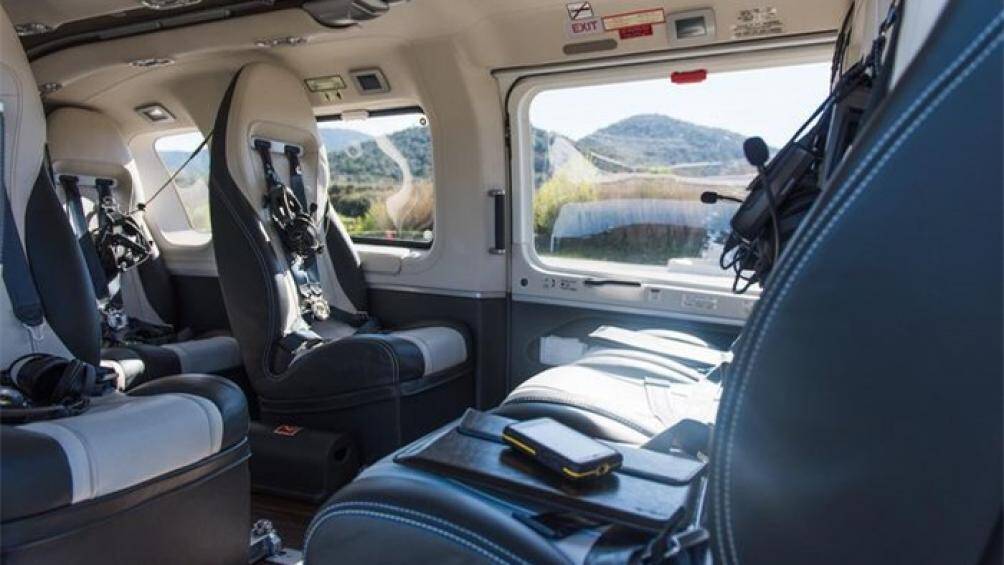 Mỗi vị trí ghế trong khoang hành khách đều được trang bị tai nghe A20 Bose Aviation để hỗ trợ giao tiếp với phi công và giảm tiếng ồn