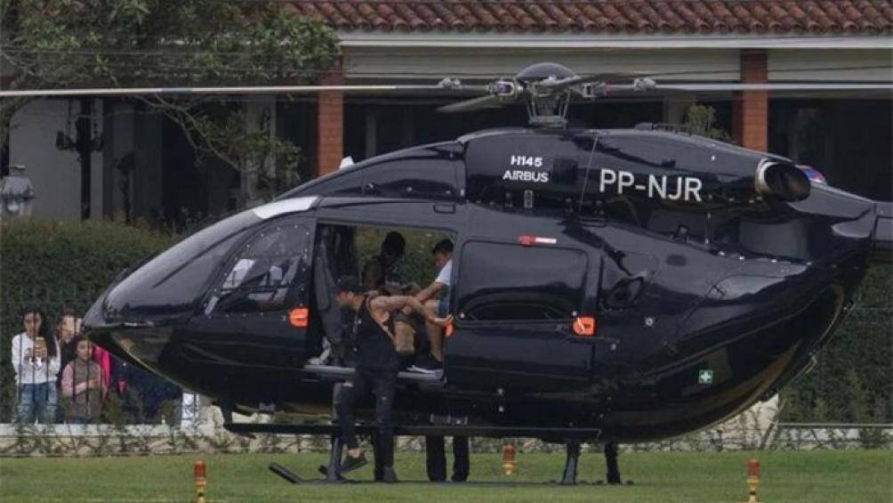 Toàn thân chiếc Mercedes-Benz Airbus H-145 được sơn màu đen bóng lấy cảm hứng từ Batman, siêu anh hùng mà Neymar yêu thích