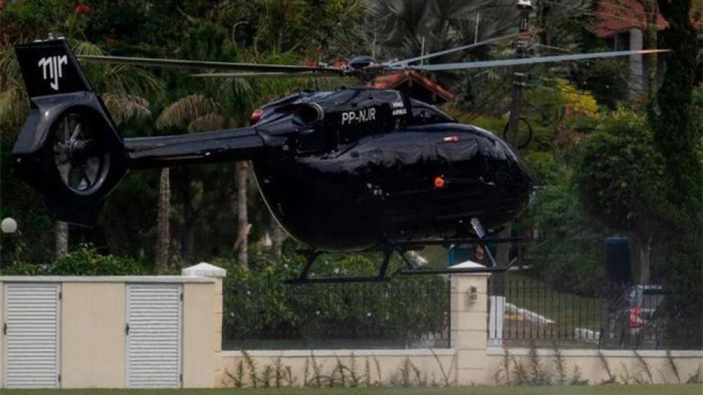 Phía đuôi của trực thăng có dòng chữ viết tắt NJR (Neymar Jr). Nó được Neymar sử dụng để di chuyển đến sân tập cùng đội tuyển quốc gia