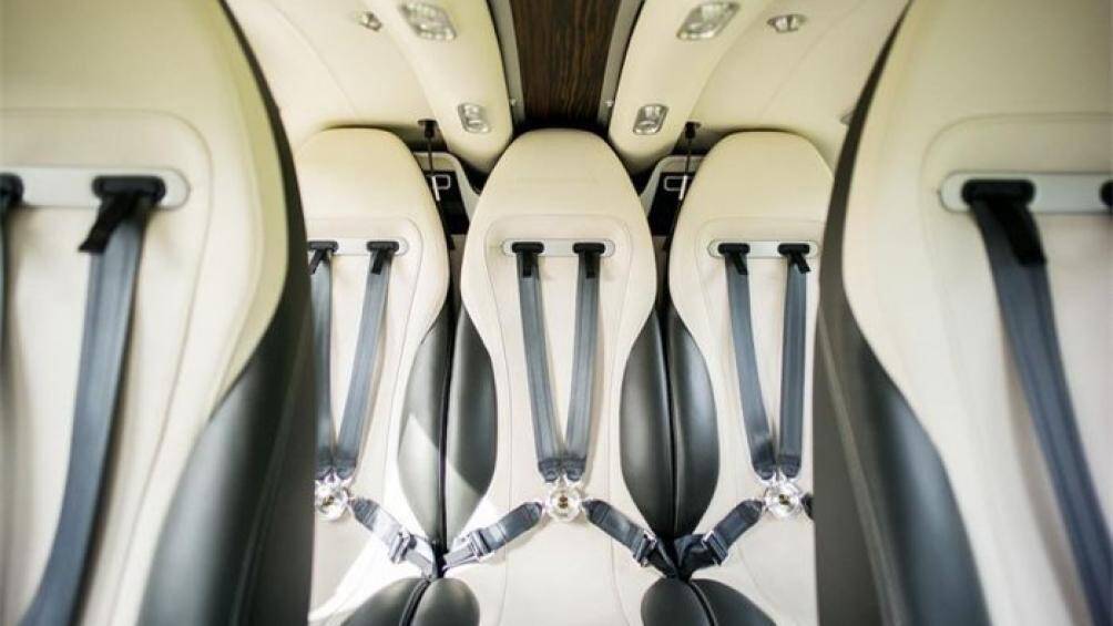 Khoang hành khách do Mercedes-Benz phát triển, nội thất bọc da cao cấp, hệ thống giải trí cải tiến và có trạm phát wifi trên máy bay