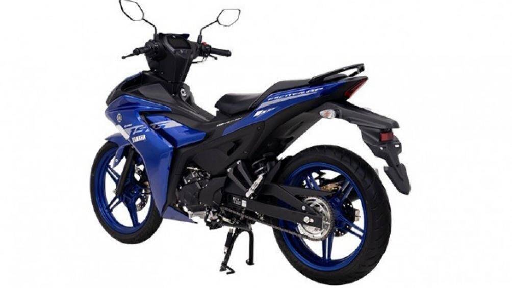 Chiếc Exciter 155 mà Yamaha Thái Lan phân phối chỉ khác Việt Nam ở chỗ công tắc tắt/mở đèn ở cùm công tắc bên phải bị thay bằng nút nhấn đèn ưu tiên