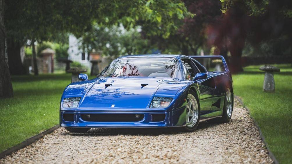 Chiếc Ferrari F40 này thuộc đời 1989, được sơn ngoại thất màu xanh dương đẹp mắt, đi kèm nội thất bọc da màu đen phối đỏ tương phản
