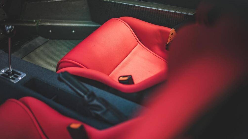 Bên trong chiếc Ferrari F40 này xe không có tay nắm cửa, hệ thống âm thanh hay thậm chí thảm sàn