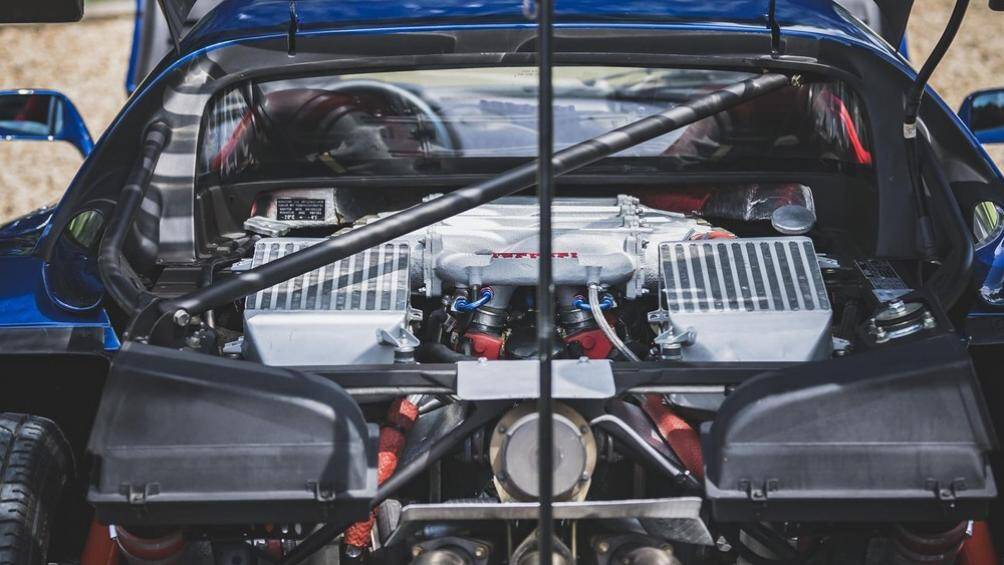 "Trái tim" của Ferrari F40 là khối động cơ xăng V8, tăng áp kép, dung tích 2.9L, sản sinh công suất tối đa 471 mã lực