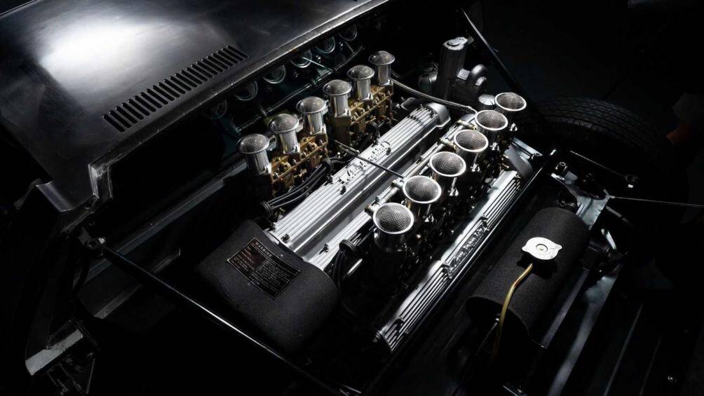 Bình xăng của xe đã được tháo ra và bảo dưỡng, phục hồi ống dẫn nhiên liệu, bơm nước và dầu được làm lại