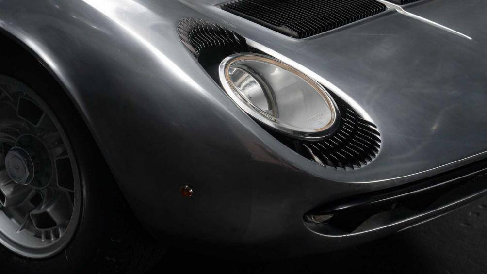 Sau một thời gian sử dụng, chiếc xe gặp phải tai nạn và bị hư hại ở một số bộ phận ở đèn pha