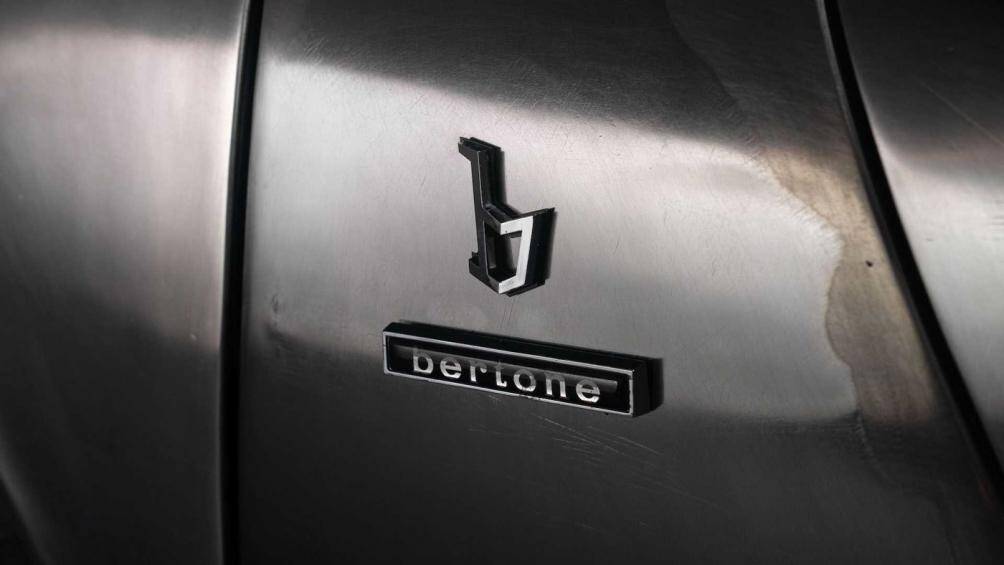 Chủ cửa hàng sữa chữa thân xe Mateo đã từng sửa lại phần này nhưng đã loại bỏ hết những bộ phận nguyên bản khó tìm