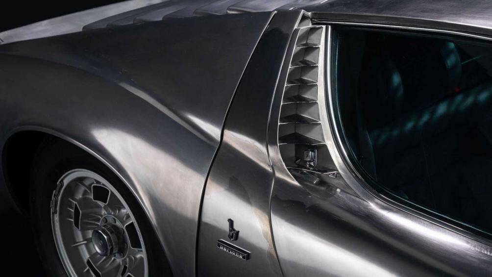 Phải mất đến 8 tháng để hoàn thành việc tái tạo lại phần đầu xe bằng những phụ tùng chính hãng