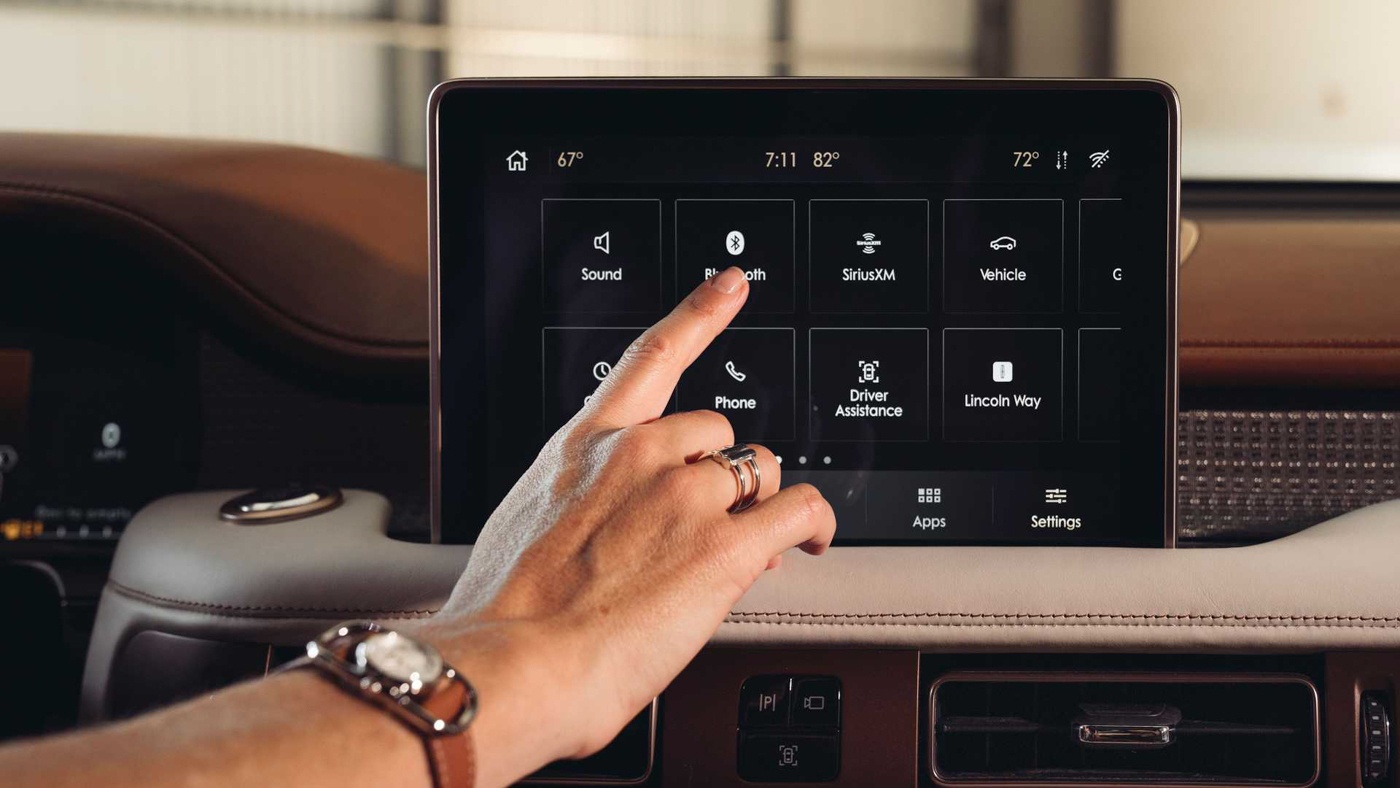 Bảng táp lô của xe cũng được phối với cả hai chất liệu da màu trắng và nâu giống với phong cách phối màu chung của khoang nội thất