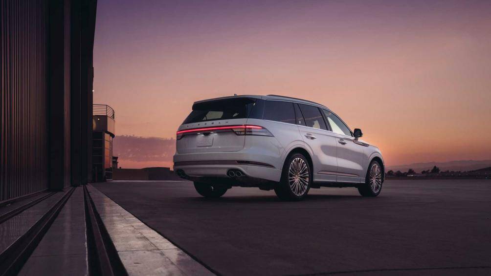 Ở ngoại thất, chiếc xe được sơn màu trắng, lấy cảm hứng từ mặt đồng hồ làm bằng đá xà cừ của Shinola với ánh xanh lam nhẹ