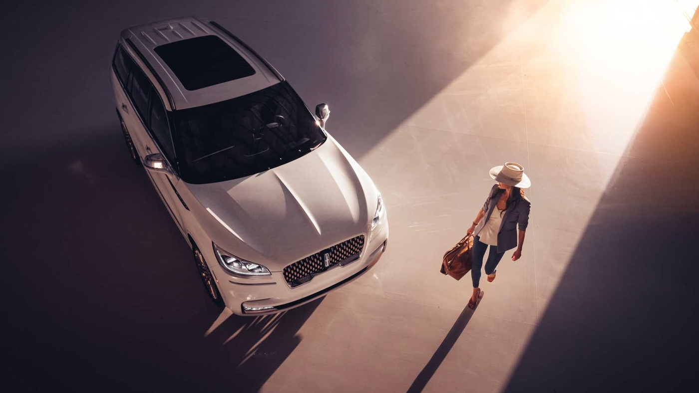 Hai thương hiệu mang tính biểu tượng này đều có chung một niềm đam mê thiết kế và đã hợp tác để tạo ra một mẫu concept Aviator SUV