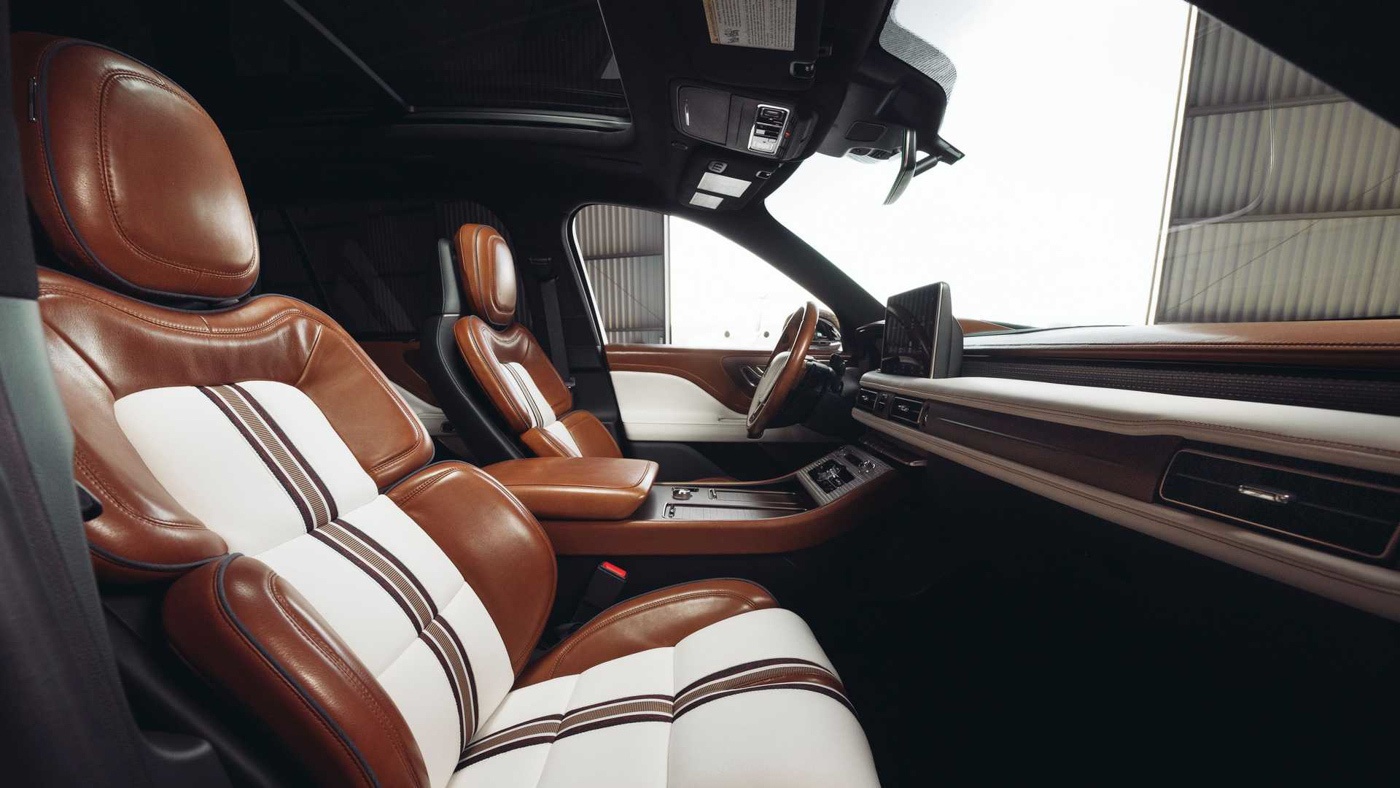 Bên trong nội thất xe là không gian sang trọng bậc nhất với hệ thống ghế được bọc da lộn màu crème kết hợp với da Shinola whisky