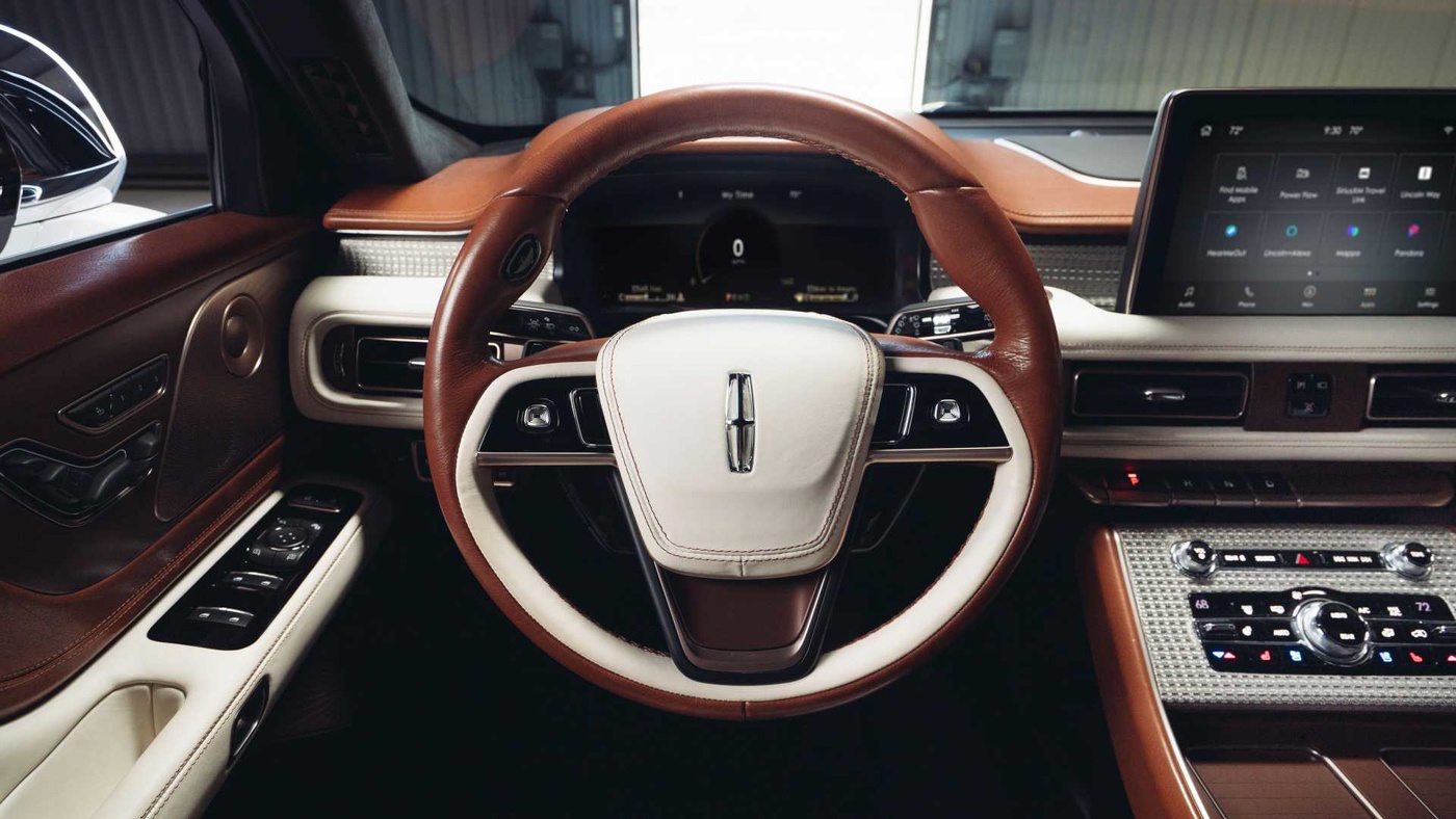 Thương hiệu Lincoln cũng đồng thời trang bị cho khoang nội thất của bản Concept với các tấm ốp nhôm được xử lý bề mặt cẩn thận