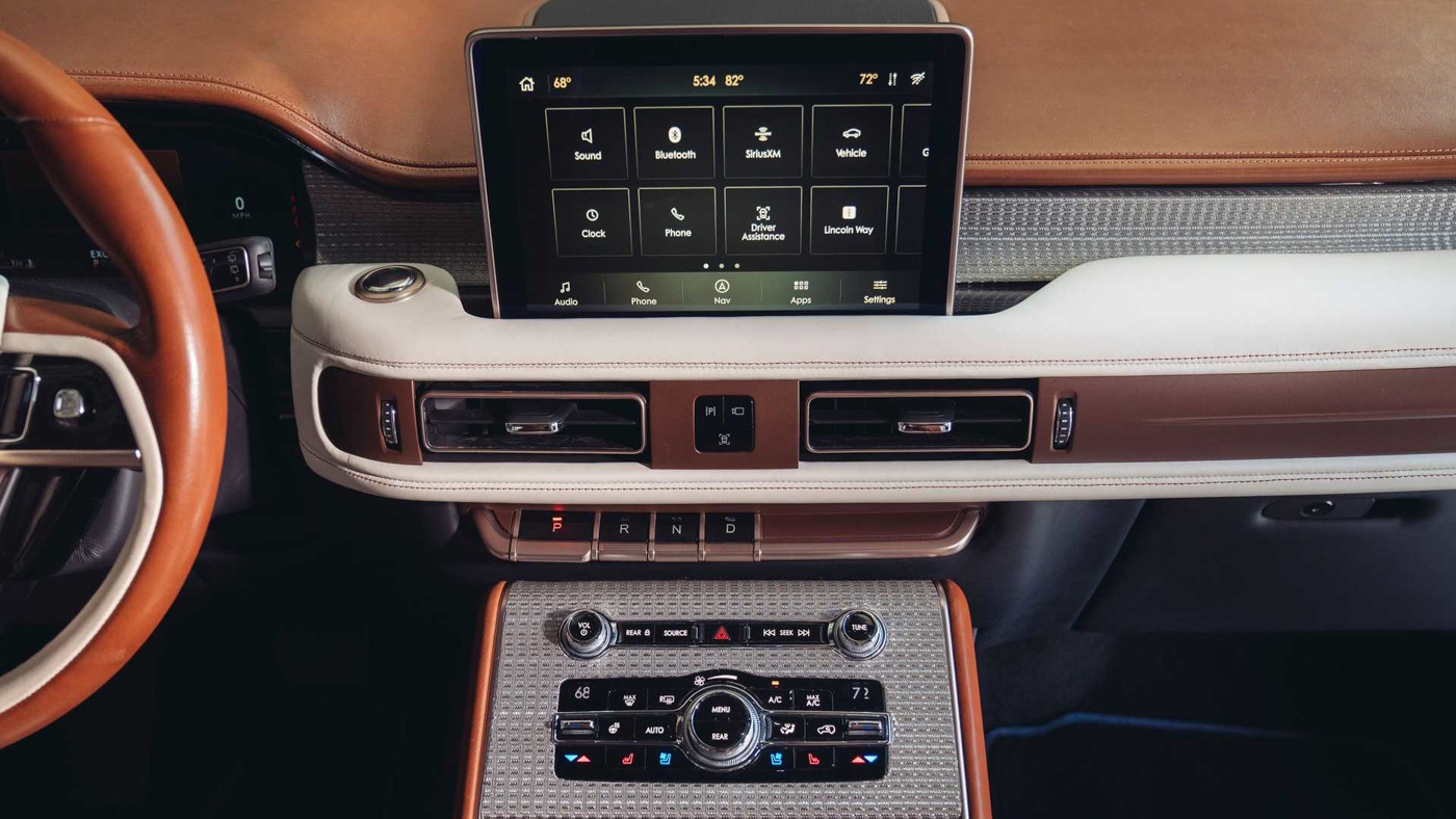 Các phần viền ngoài của ghế hay bảng táp lô, bụng cửa đều được bọc da Shinola whisky với bề mặt được hoàn thiện đẹp cùng độ bóng hoàn hảo