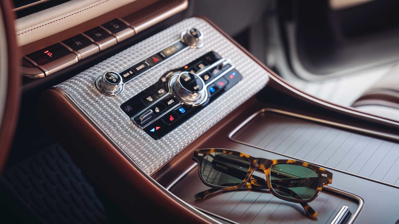 Phần bụng ghế được bọc da lộn màu trắng cùng đường màu tạo điểm nhấn ở giữa ghế được lấy cảm hứng từ sọc thương hiệu của Shinola