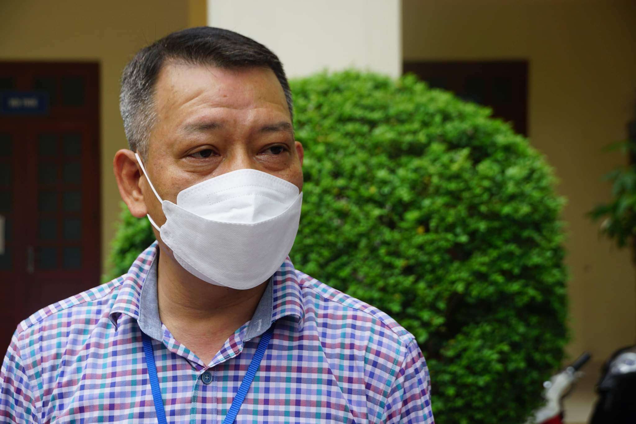 Liên quan đến vấn đề này, ông Đỗ Ngọc Anh (Chủ tịch UBND phường Yên Hòa) cho biết, trong ngày đầu tiên áp dụng quy định mới, người dân đến phường xin xác nhận rất đông.