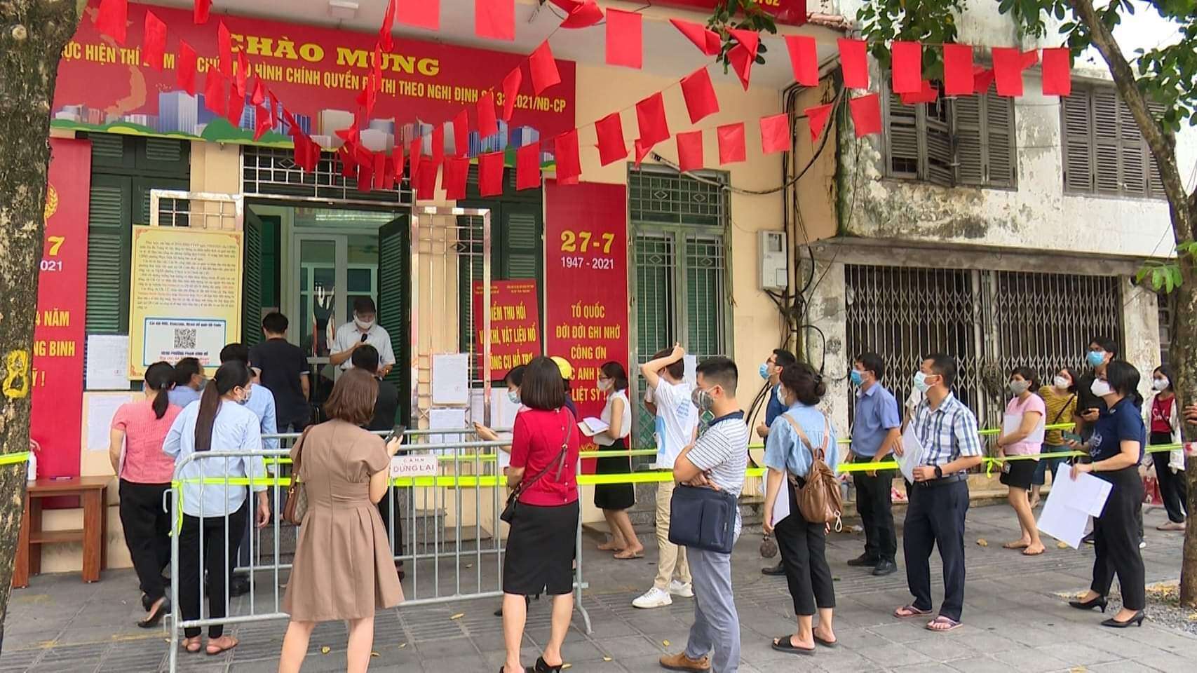 Trước trụ sở phường Ngô Thì Nhậm, quận Hai Bà Trưng, người dân cũng xếp hàng từ trước giờ làm việc buổi chiều để xin giấy đi đường.