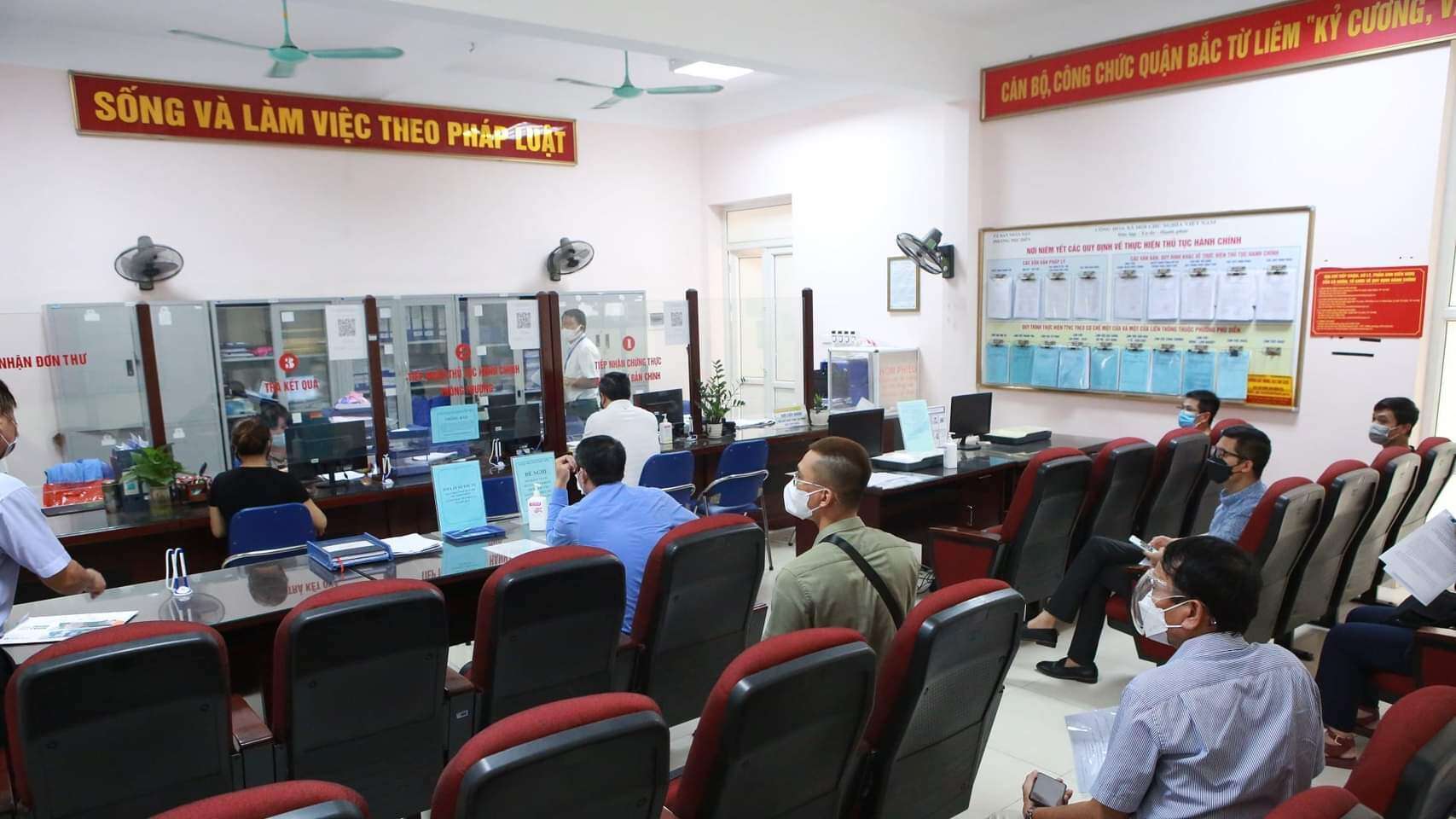 Trước việc TP Hà Nội quy định về giấy đi đường mới trong thời gian giãn cách xã hội, hôm nay (9/8) đã có rất nhiều người dân đến các phường để xin xác nhận.