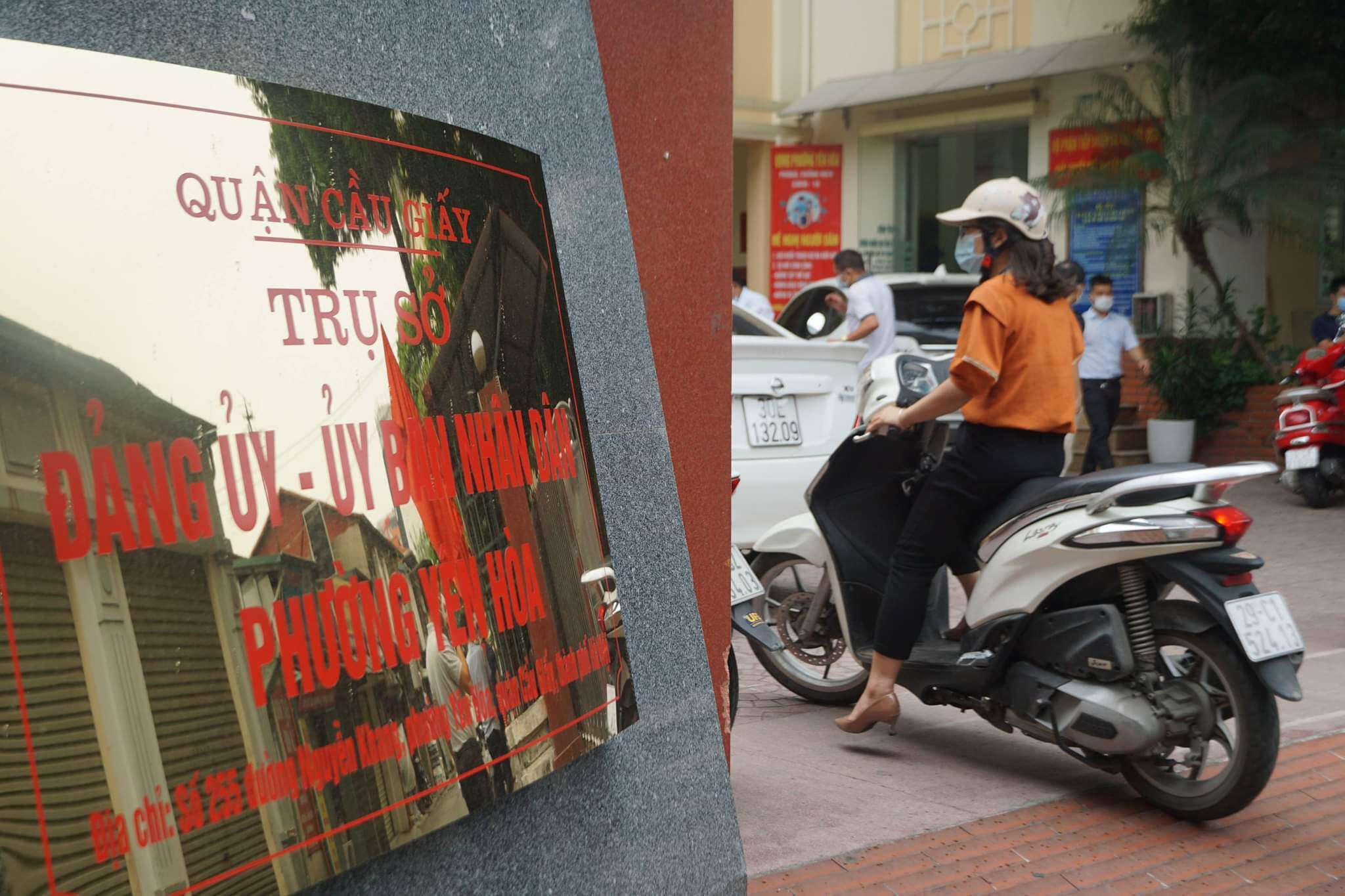 Theo vị Chủ tịch phường Yên Hòa, trước nhiệm vụ được giao, phường đã áp dụng công nghệ phục vụ công tác thẩm hồ sơ. Sau khâu thẩm hồ sơ, nếu đạt yêu cầu, các đơn vị mang hồ sơ trực tiếp đến UBND phường hoàn tất thủ tục. "Những thời điểm đơn vị, công dân đến xin xác nhận đông, chúng tôi hẹn giờ quay lại để hạn chế việc tụ tập đông người tại trụ sở UBND phường", ông Ngọc Anh nói.