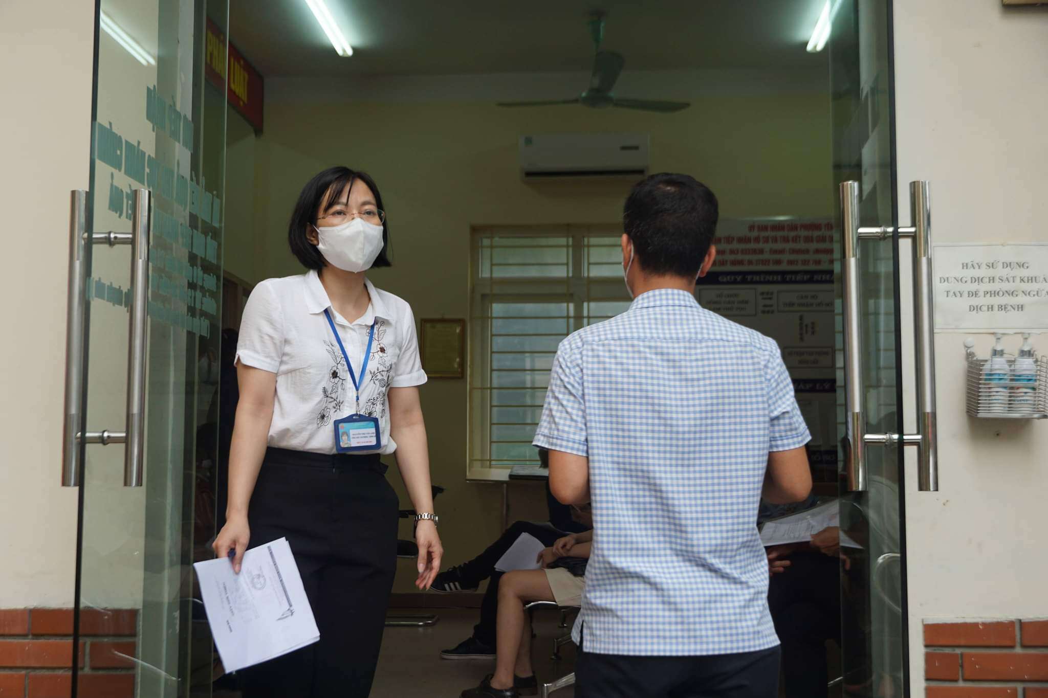 Việc nhiều người đến phường xin giấy xác nhận là do quy định mới của TP Hà Nội yêu cầu giấy đi đường phải do UBND phường xác nhận.