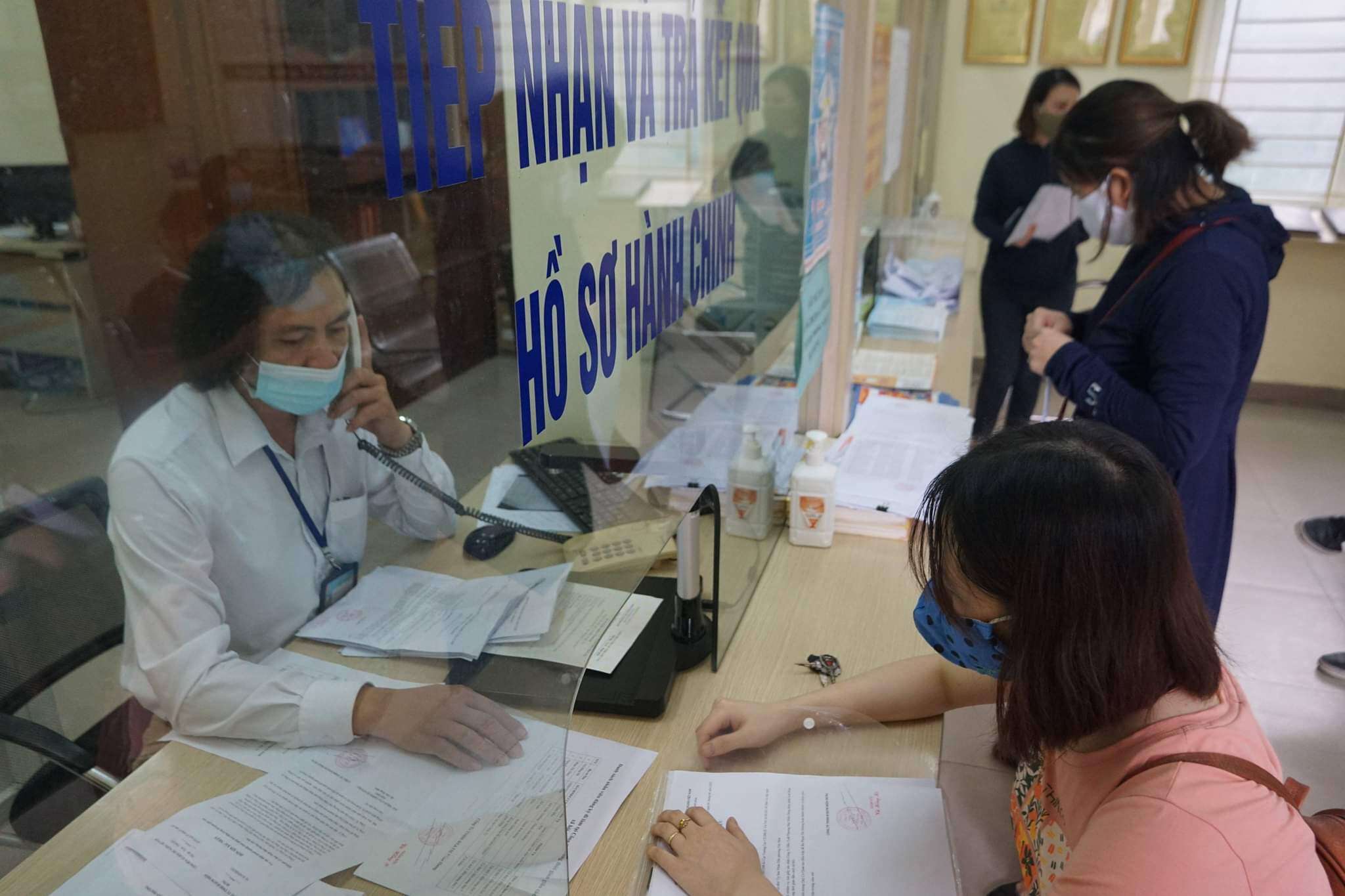 Một người dân ở phường Yên Hòa cho biết, ngay trong đêm hôm qua, cơ quan đã lập danh sách nhân sự làm việc trực tiếp tại cơ quan và có kèm thêm lịch trực, nhiệm vụ của các nhân viên để sáng nay đến phường xin xác nhận.