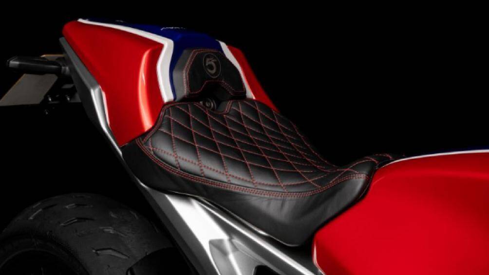 Honda CB1000R 5Four có đèn đuôi LED mỏng, cho phép đặt vị trí biển số xe lên cao hơn. Cách thiết kế đó cho phép bánh sau xe được lộ diện nhiều hơn