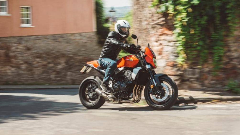 Cánh tay trục bên còn kết nối với cả bộ ống xả Racefit Growler X bằng titan