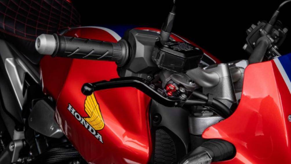 Hệ thống phanh xe an toàn cùng bộ yên ngồi bọc da với đường chỉ khâu tạo hình viên kim cương giúp cho việc vận hành 5Four an toàn hơn