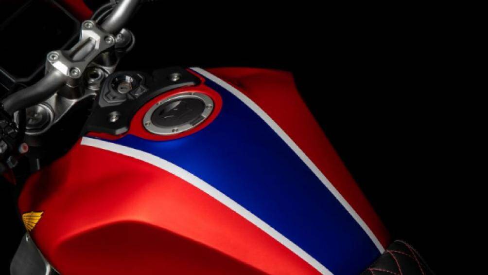 Màu sắc của 2021 Honda CB1000R 5Four mang phong cách xe đua HRC với các tông màu đỏ, xanh da trời và trắng ngọc trai