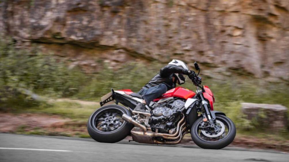 Mẫu xe này lấy phong cách từ các mẫu xe đua HRC từ đầu thời đại hoàng kim của các mẫu mô tô 4 xy lanh trong những năm 1970 và đầu những năm 1980