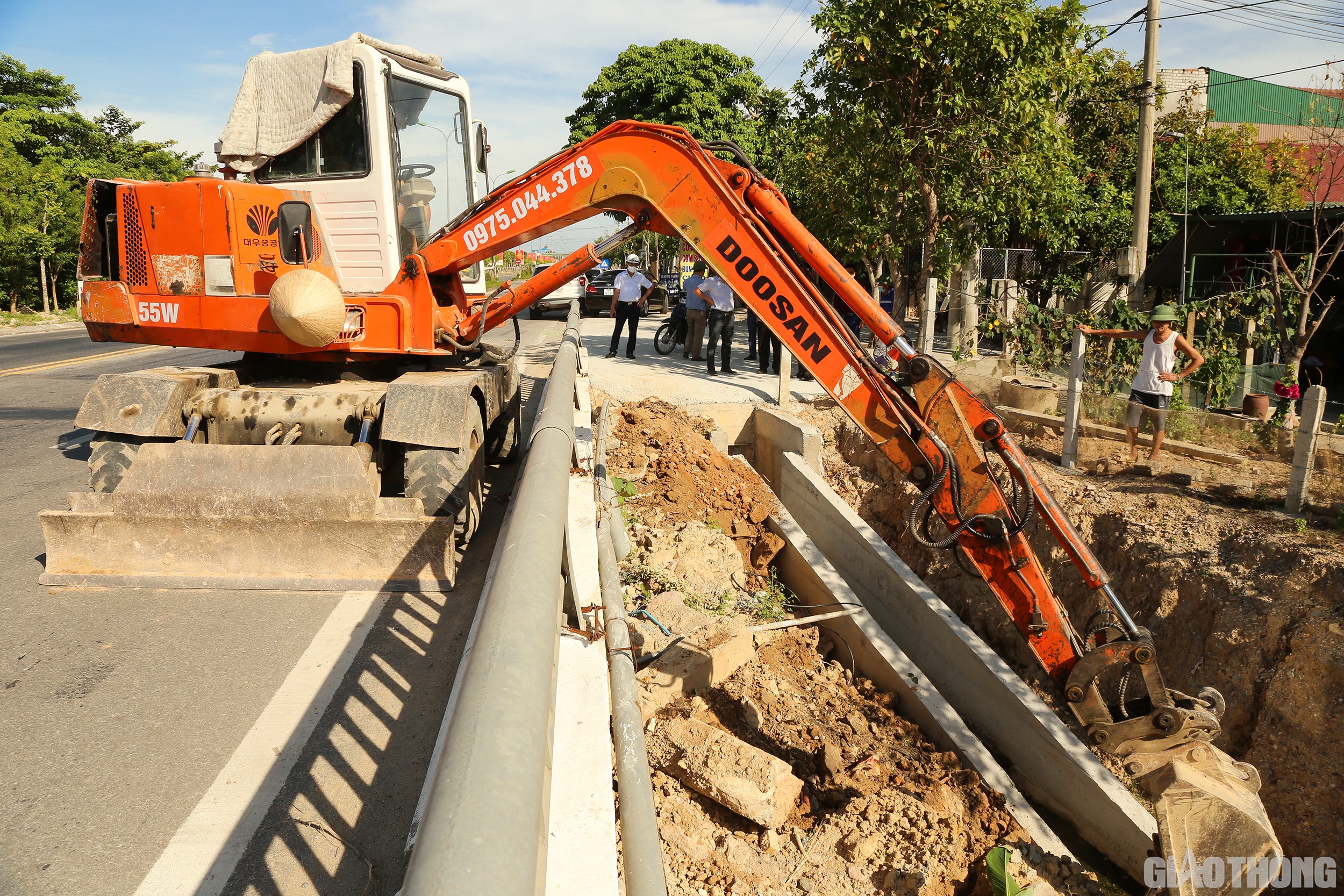 Các tuyến đường này do 2 Công ty CP 456 và Công ty CP 496 trúng thầu duy tu, bảo dưỡng. Cụ thể, Công ty 496 duy tu bảo dưỡng 243km đường QL12C và đường Hồ Chí Minh; Công ty 456 duy tu bảo dưỡng 237km đường QL1 và QL8A cùng hầm đèo Ngang.